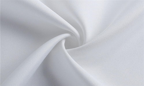 Quae sunt applicationes et notae fabricarum polyester?