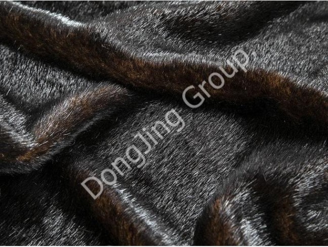 Facete cum Elegantia: Incorporandi Faux Fur Fabricae Brown Mink in Wardrobe